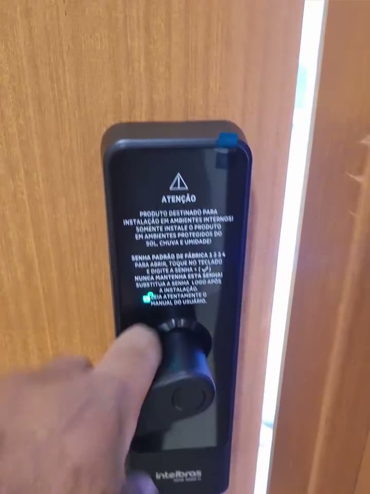 Fechadura digital Intelbras destrancada e a porta se abrindo, num serviço da DGL Serviços e Reparos em Brasília