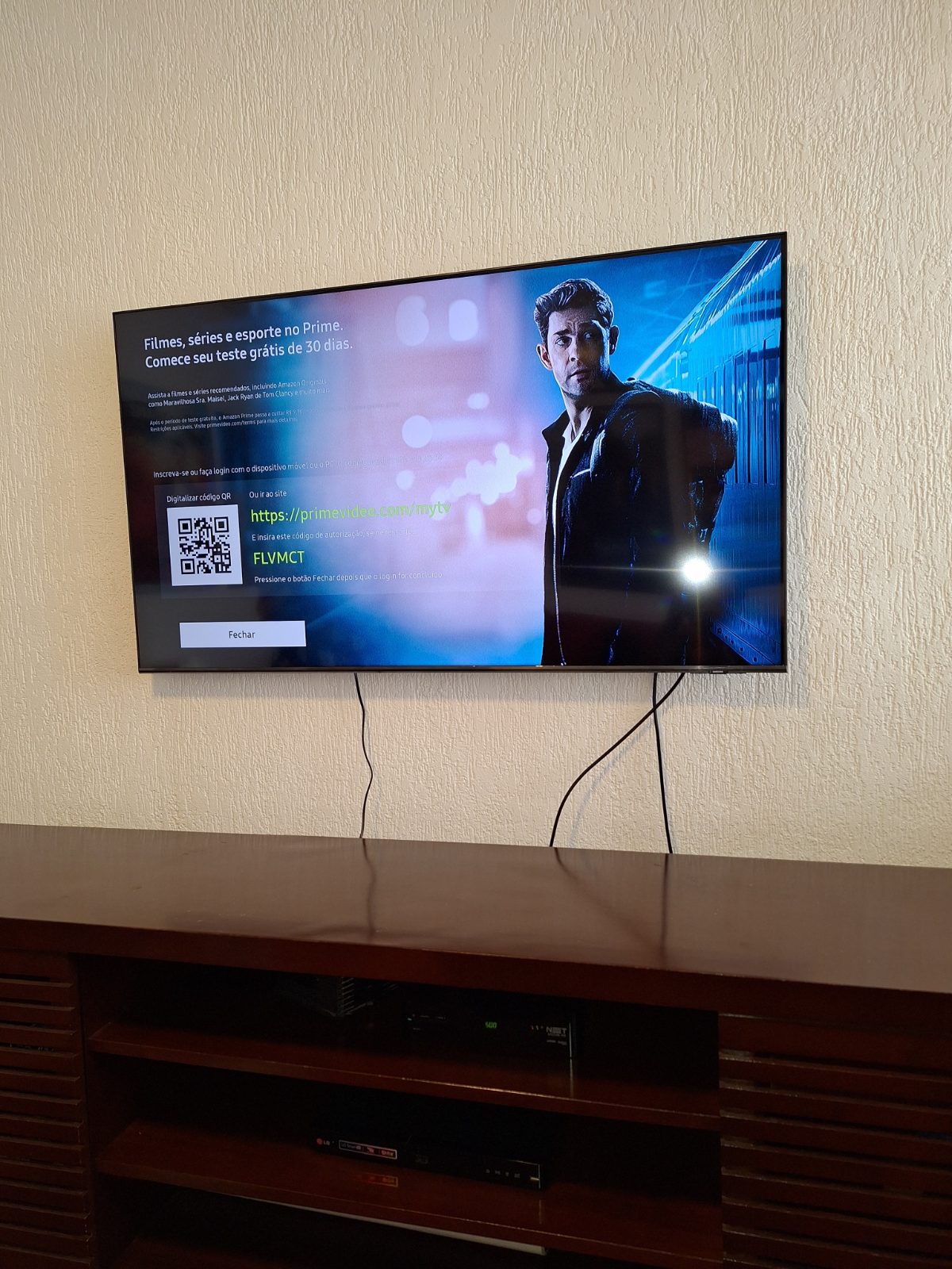 Suporte de TV fixado na parede pela DGL Serviços e Reparos, em Brasília