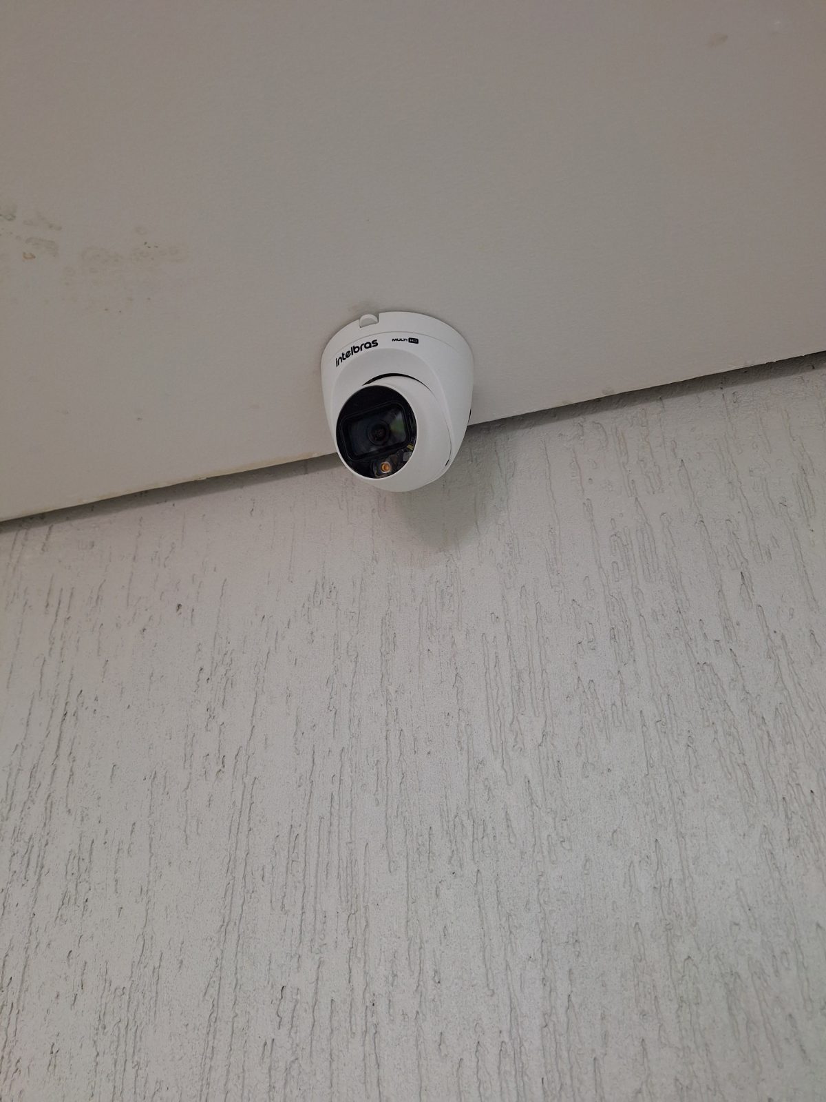 Câmera de segurança e videoporteiro instalados pela DGL Serviços e Reparos, em Brasília