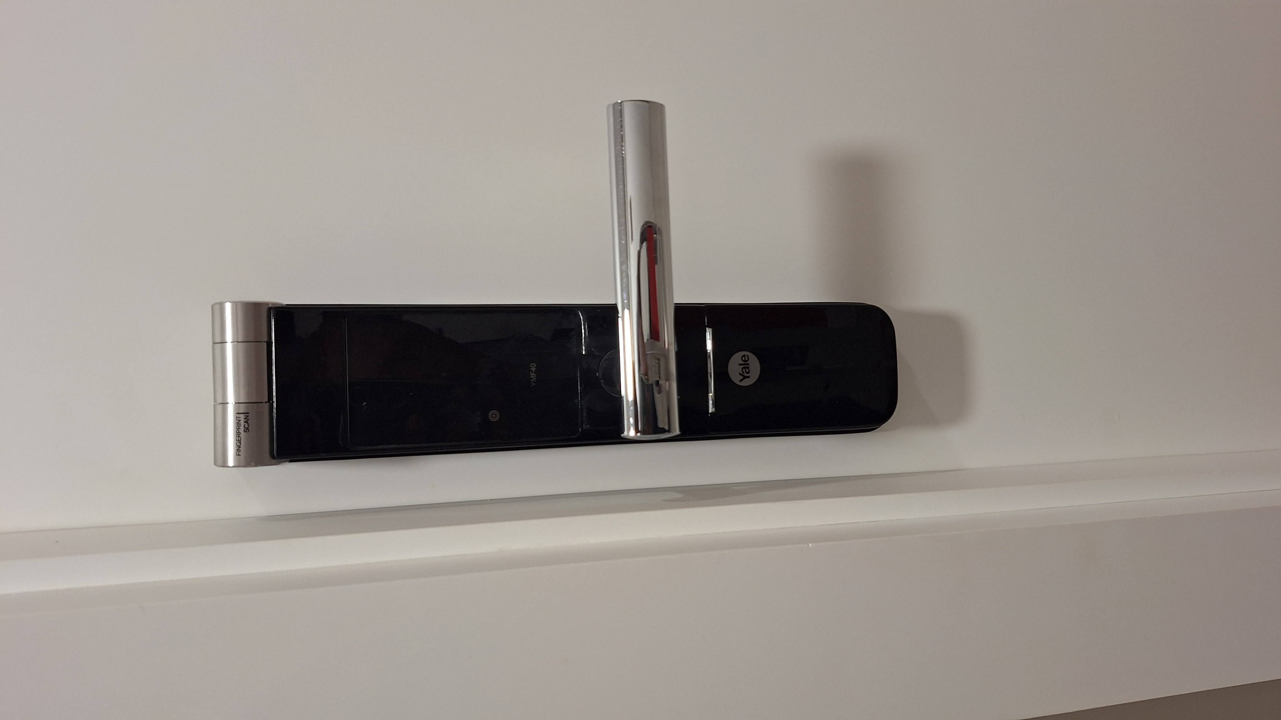 Fechadura digital instalada em porta residencial pela DGL Serviços e Reparos, em Brasília