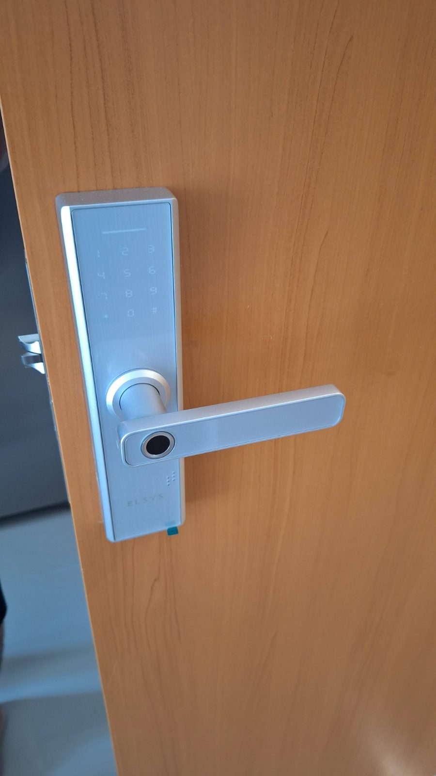 Fechadura digital instalada em porta residencial pela DGL Serviços e Reparos, em Brasília