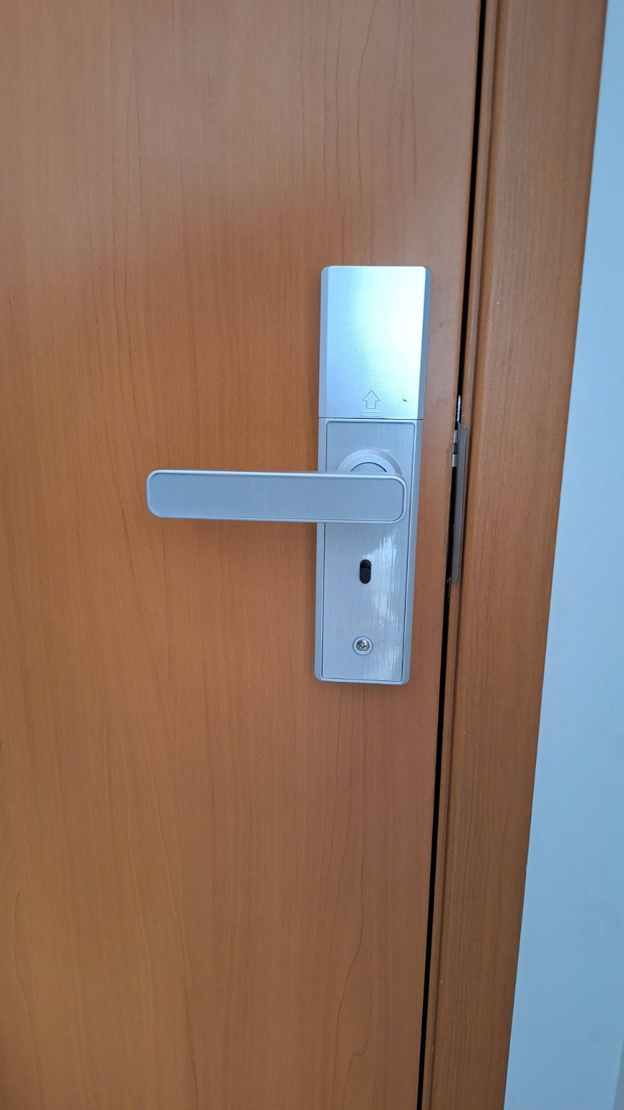 Fechadura digital instalada em porta residencial pela DGL Serviços e Reparos, em Brasília