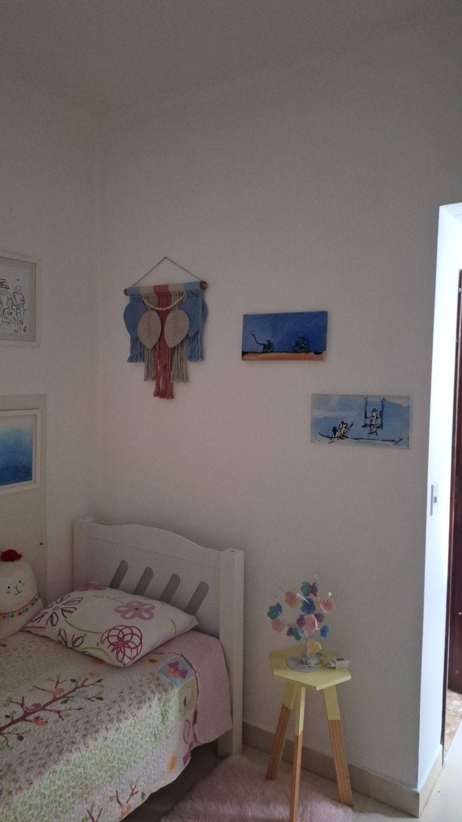 Quadros e espelhos fixados na parede pela DGL Serviços e Reparos, em Brasília
