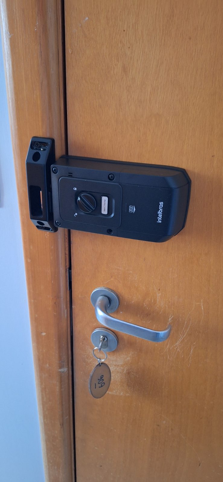 Fechadura digital instalada em porta residencial pela DGL Serviços e Reparos, em Brasília
