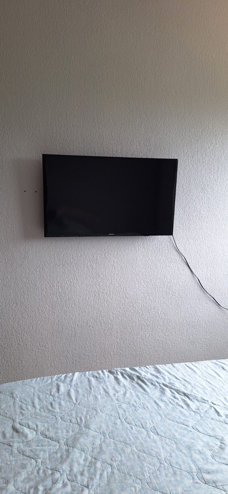 Suporte de TV fixado na parede pela DGL Serviços e Reparos, em Brasília