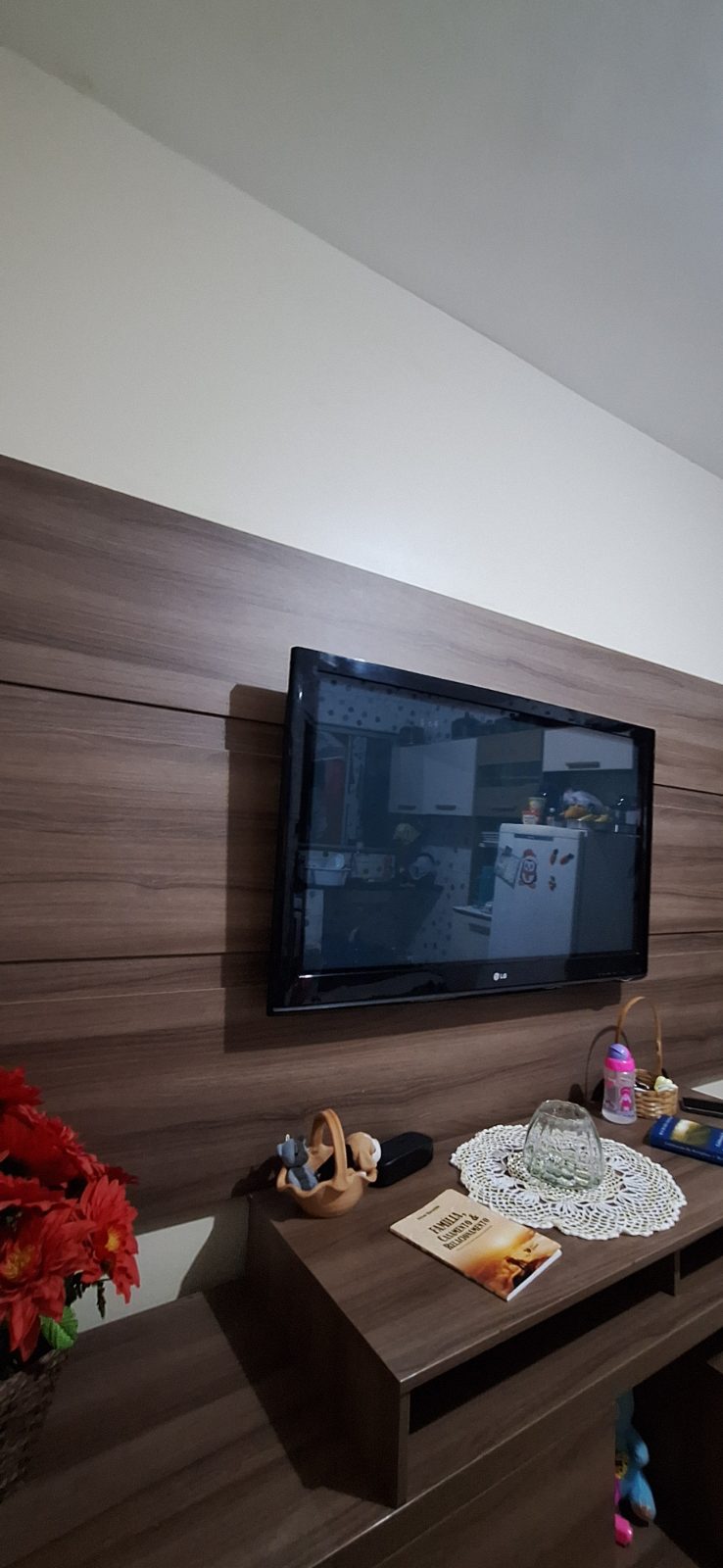 Suporte de TV fixado na parede pela DGL Serviços e Reparos, em Brasília
