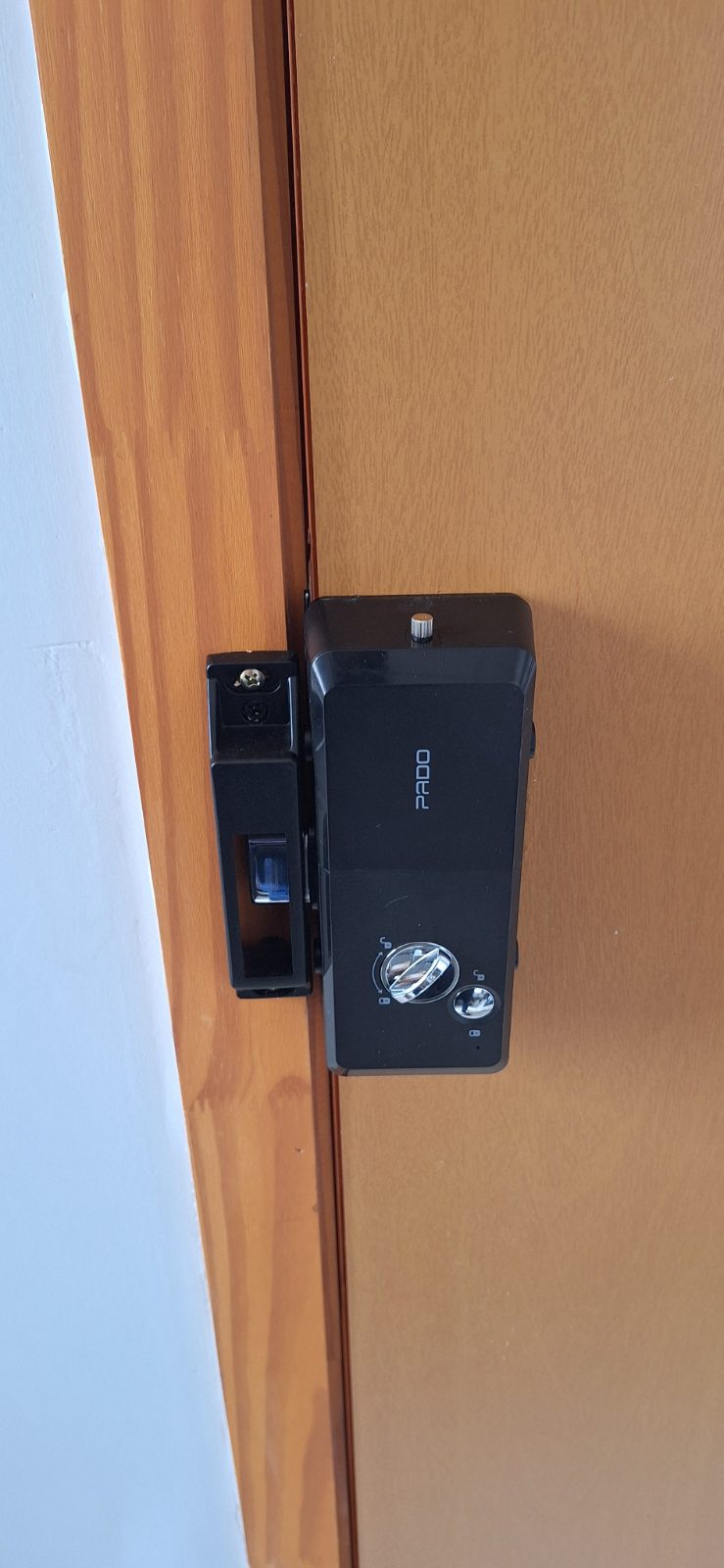 Fechadura digital instalada em porta residencial pela DGL Serviços e Reparos, em Brasília