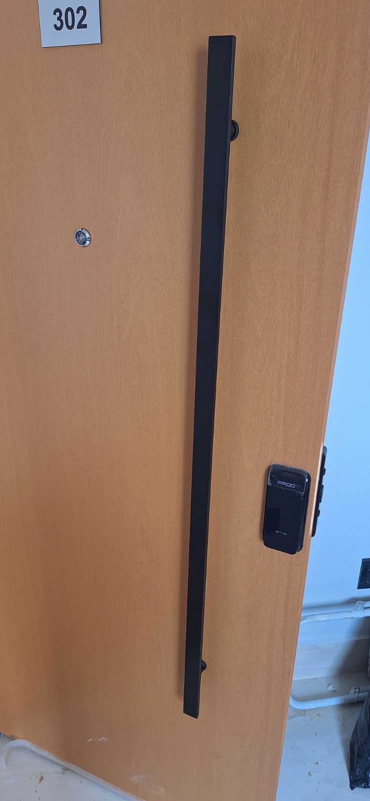 Fechadura digital instalada em porta residencial pela DGL Serviços e Reparos, em Brasília