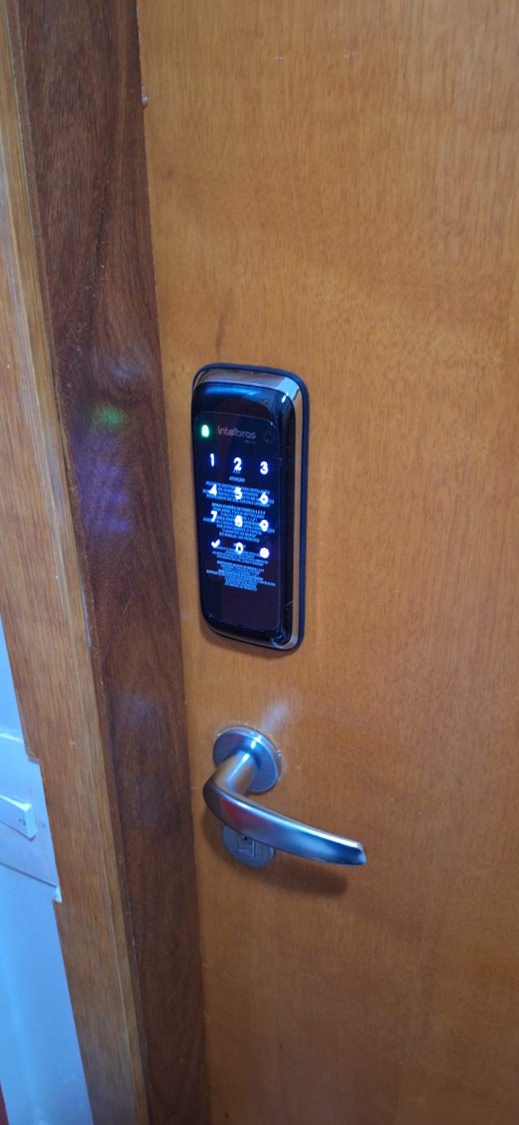 Fechadura digital instalada em porta residencial pela DGL Serviços e Reparos, em Brasília