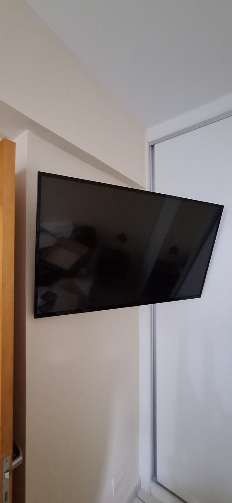 Suporte de TV fixado na parede pela DGL Serviços e Reparos, em Brasília