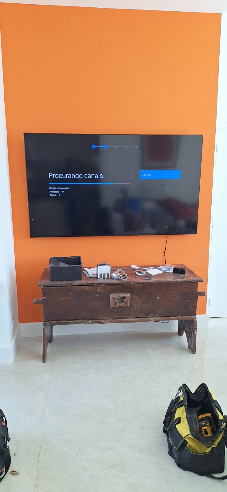 Suporte de TV fixado na parede pela DGL Serviços e Reparos, em Brasília