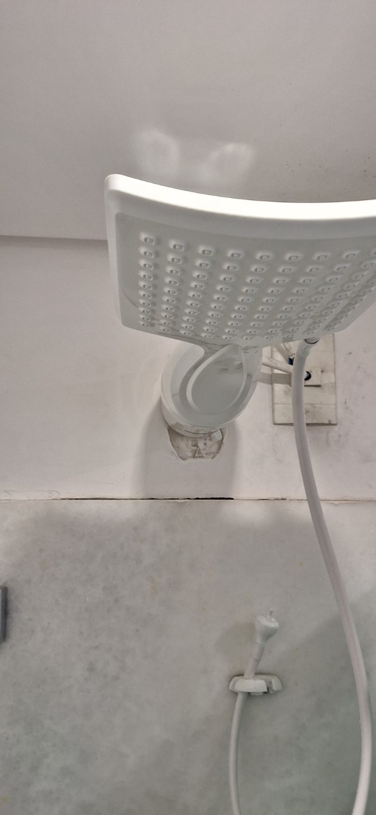 Luminária instalada pela DGL Serviços e Reparos, em Brasília