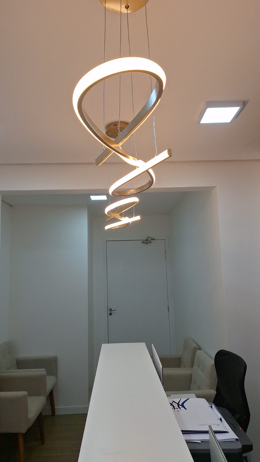 Luminária instalada pela DGL Serviços e Reparos, em Brasília