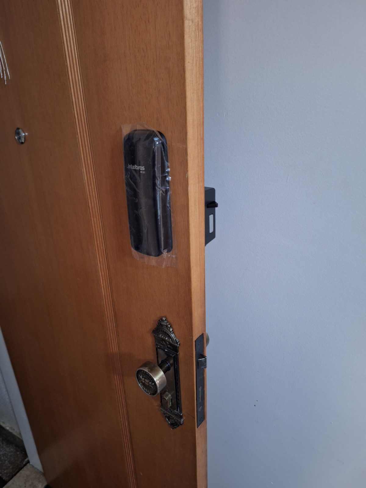 Fechadura digital instalada em porta residencial pela DGL Serviços e Reparos, em Brasília