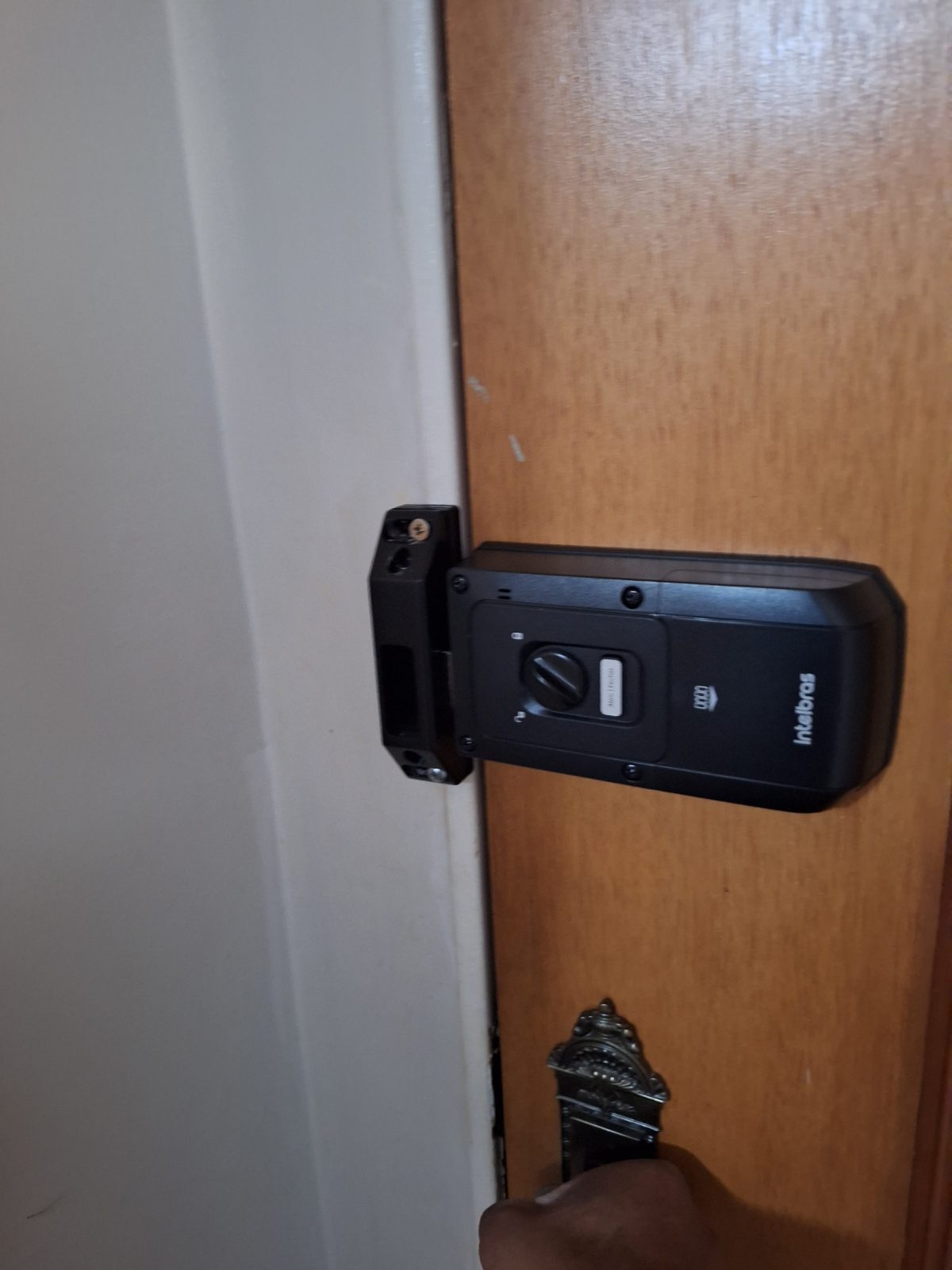 Fechadura digital instalada em porta residencial pela DGL Serviços e Reparos, em Brasília