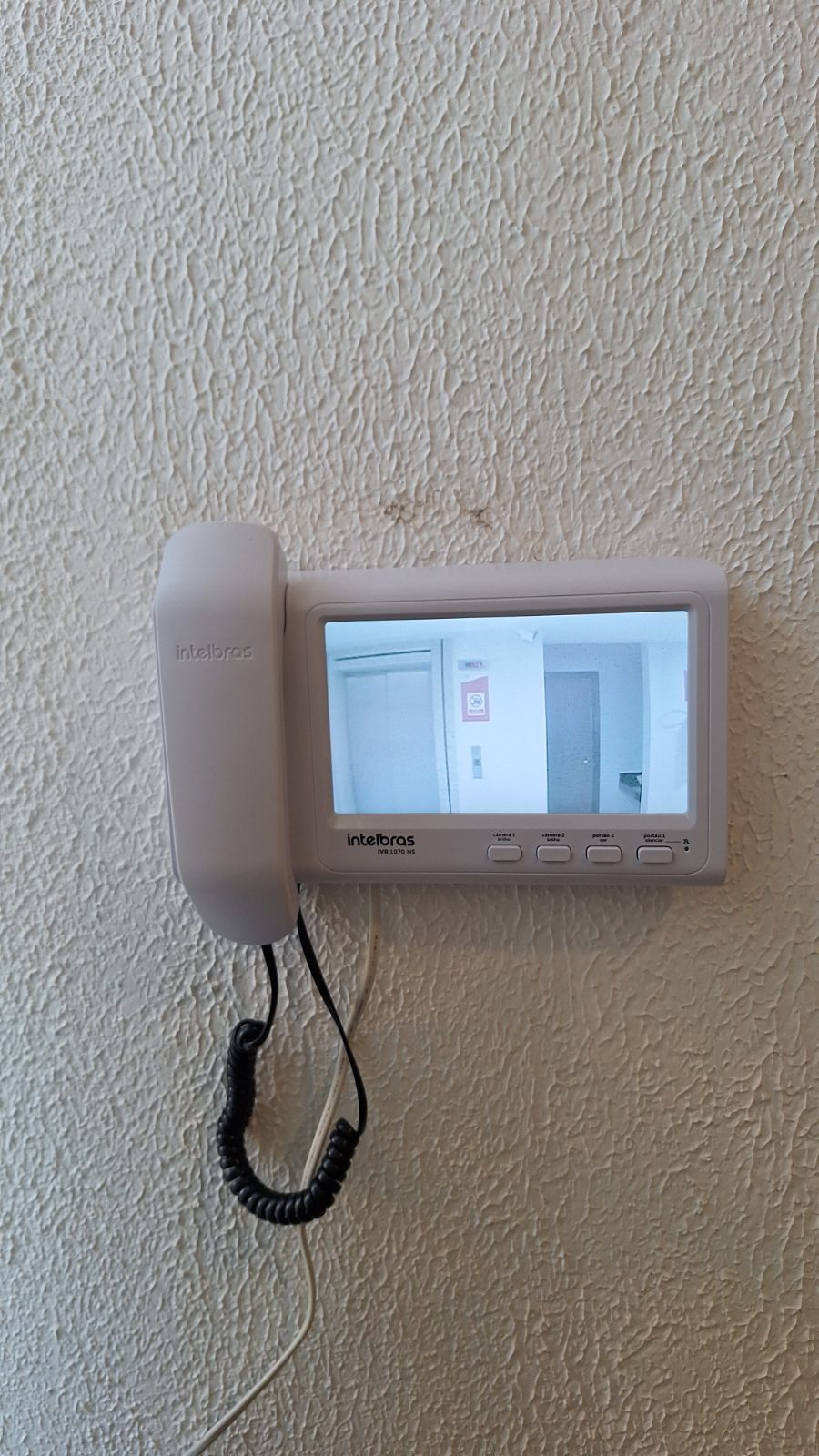 Câmera de segurança e videoporteiro instalados pela DGL Serviços e Reparos, em Brasília