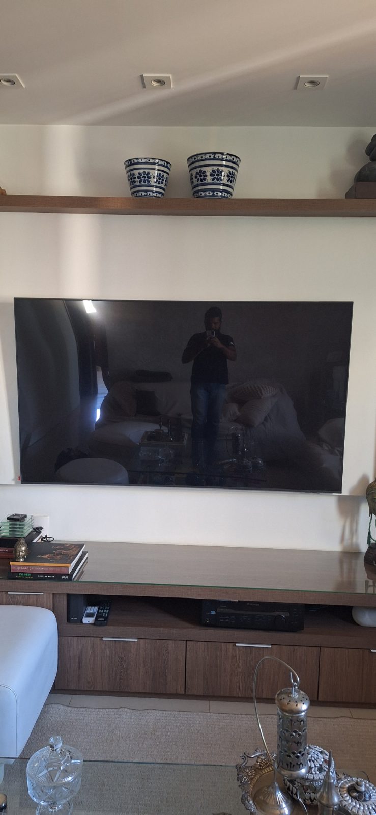 Suporte de TV fixado na parede pela DGL Serviços e Reparos, em Brasília