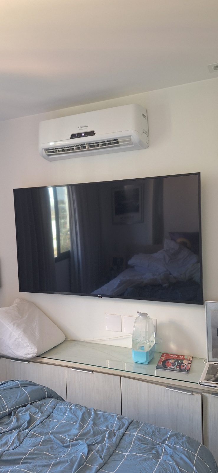 Suporte de TV fixado na parede pela DGL Serviços e Reparos, em Brasília