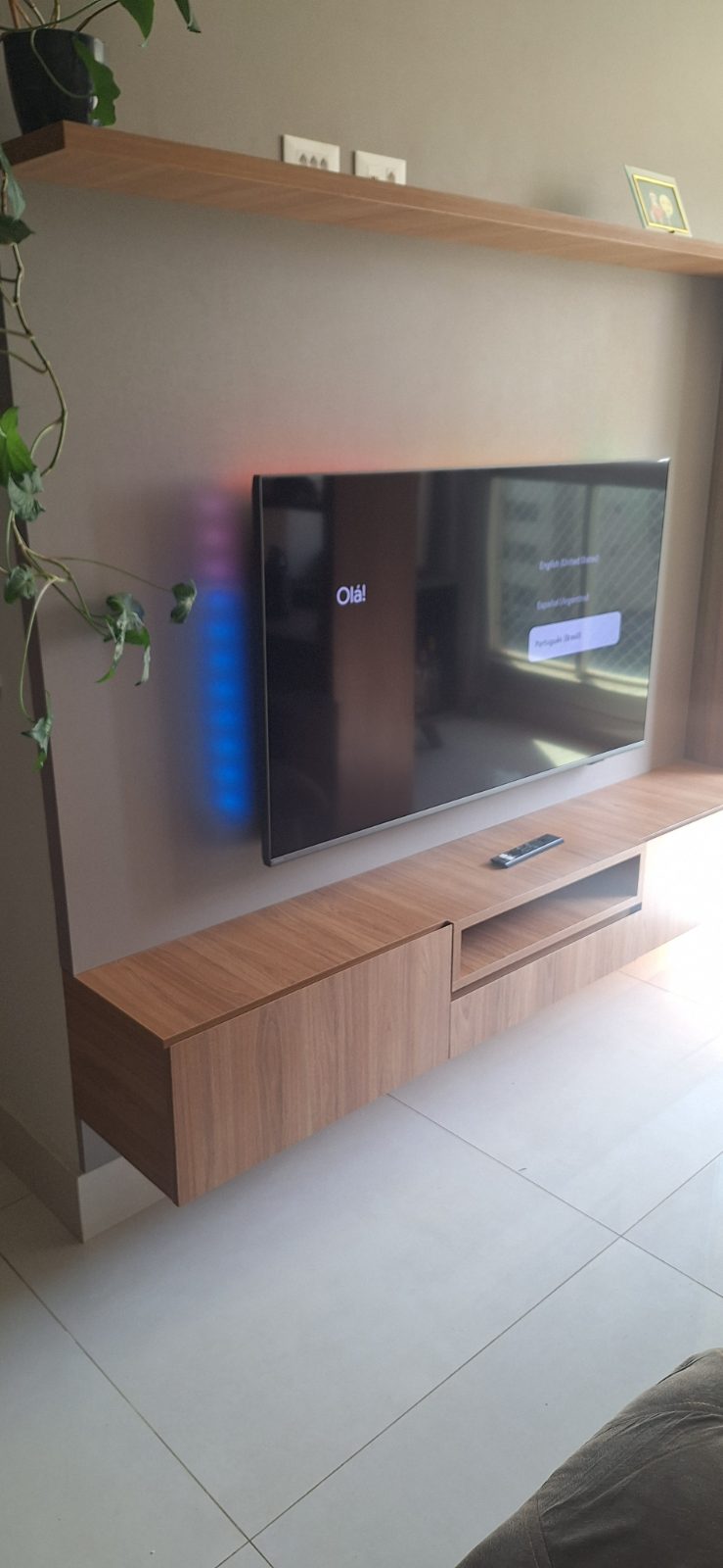 Suporte de TV fixado na parede pela DGL Serviços e Reparos, em Brasília