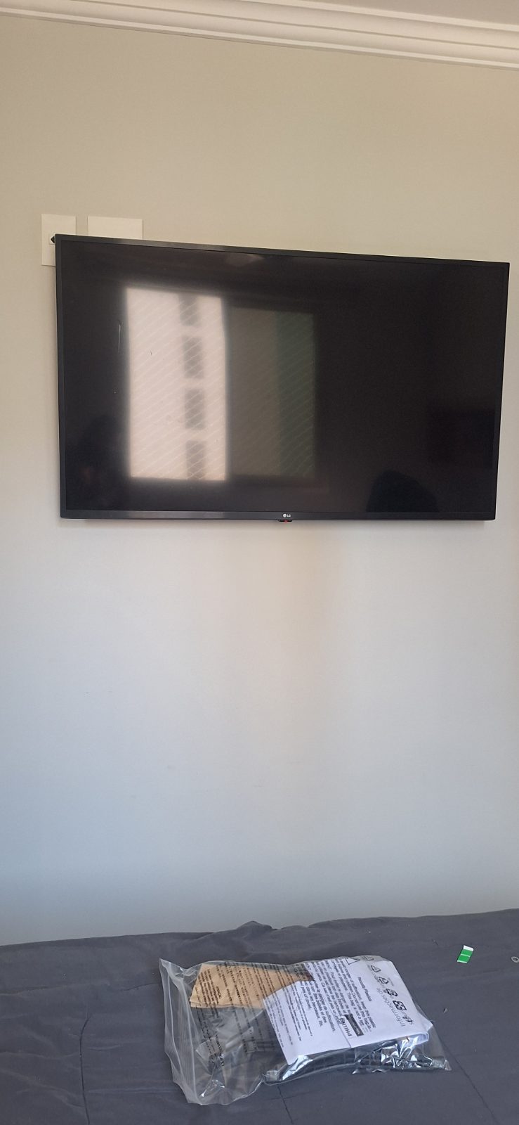 Suporte de TV fixado na parede pela DGL Serviços e Reparos, em Brasília