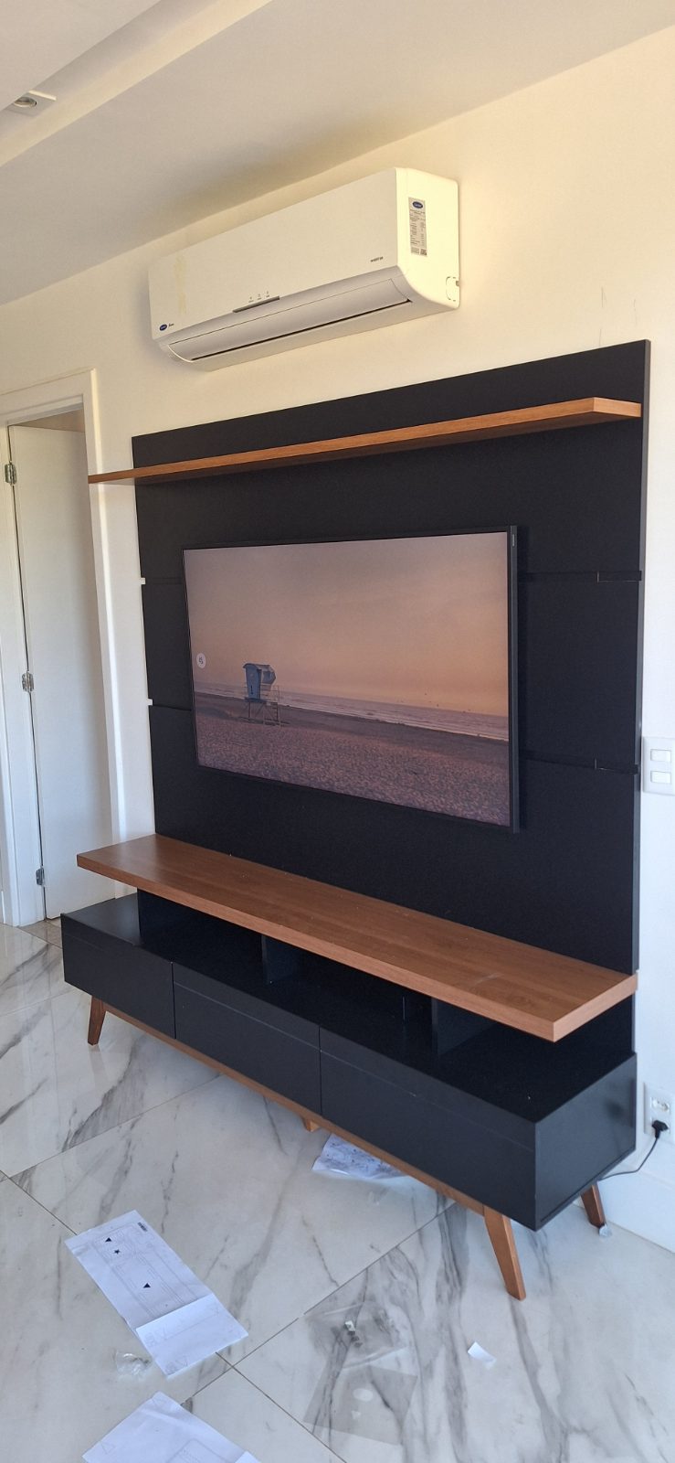 Suporte de TV fixado na parede pela DGL Serviços e Reparos, em Brasília