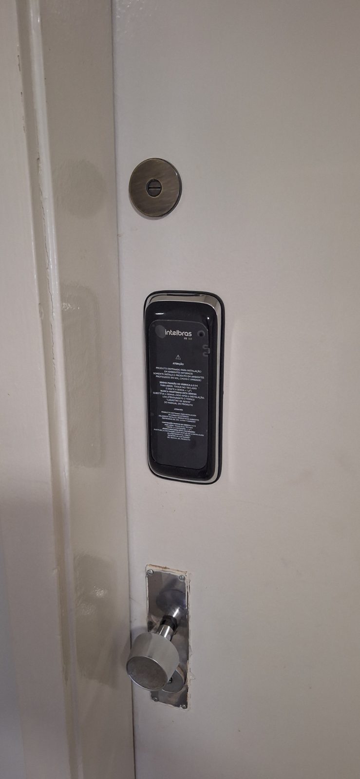 Fechadura digital instalada em porta residencial pela DGL Serviços e Reparos, em Brasília