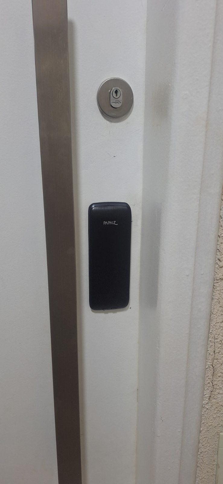 Fechadura digital instalada em porta residencial pela DGL Serviços e Reparos, em Brasília