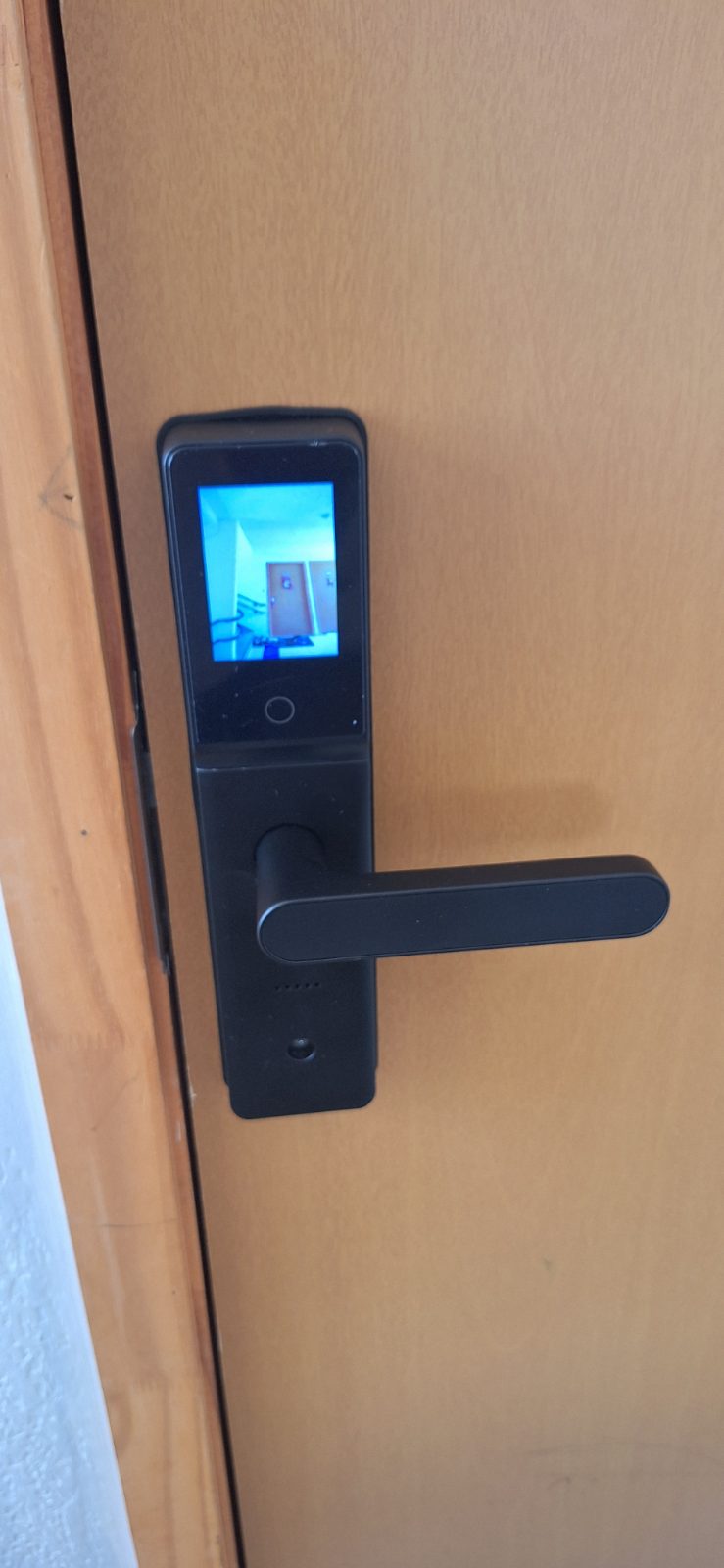 Fechadura digital instalada em porta residencial pela DGL Serviços e Reparos, em Brasília
