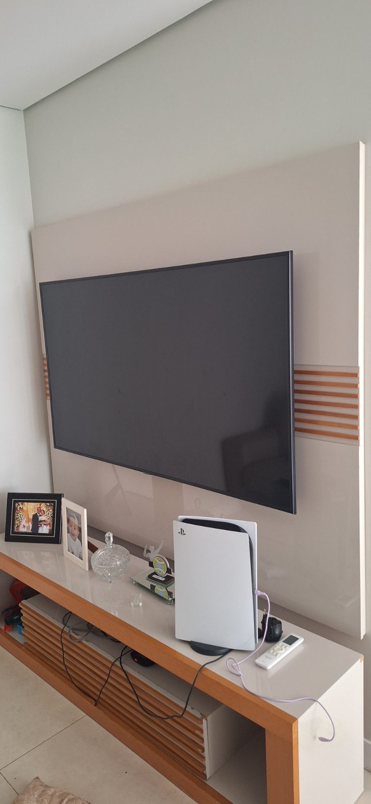 Suporte de TV fixado na parede pela DGL Serviços e Reparos, em Brasília