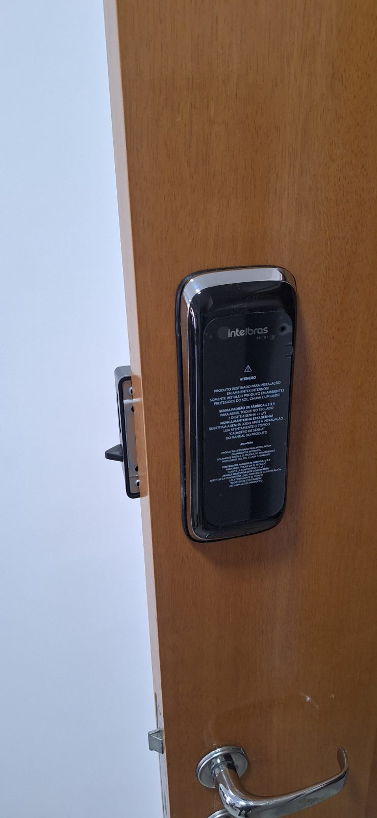 Fechadura digital instalada em porta residencial pela DGL Serviços e Reparos, em Brasília