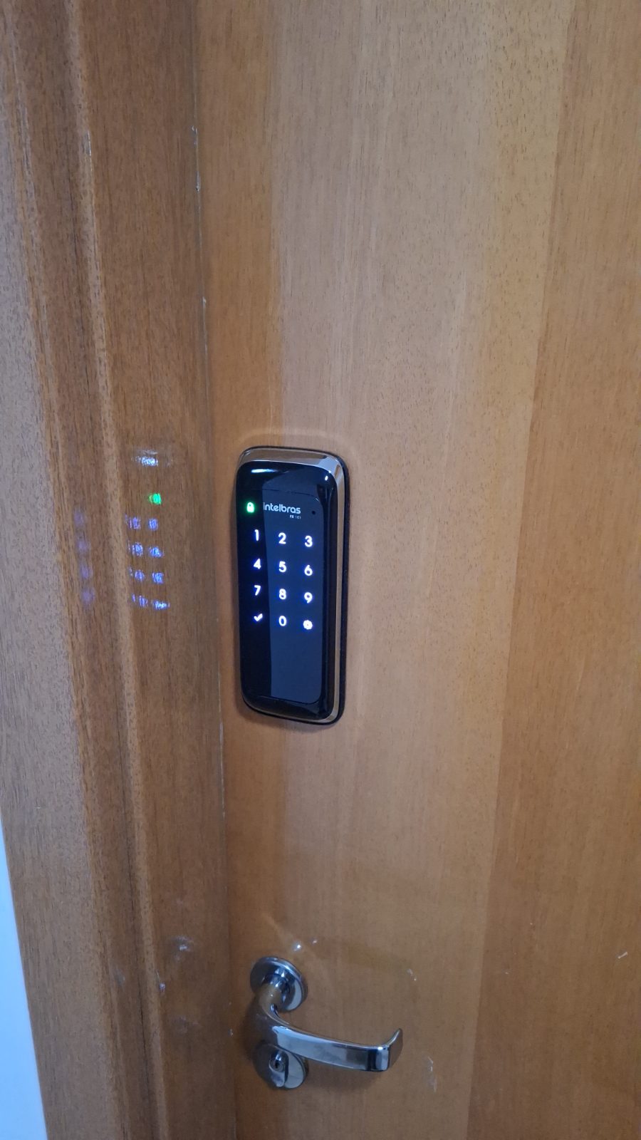 Fechadura digital instalada em porta residencial pela DGL Serviços e Reparos, em Brasília
