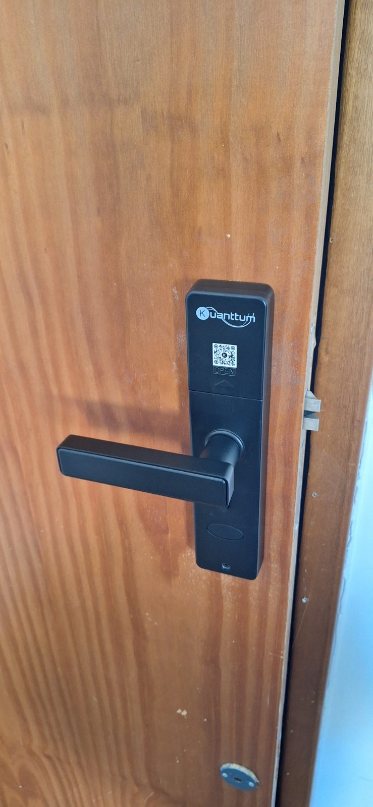 Fechadura digital instalada em porta residencial pela DGL Serviços e Reparos, em Brasília