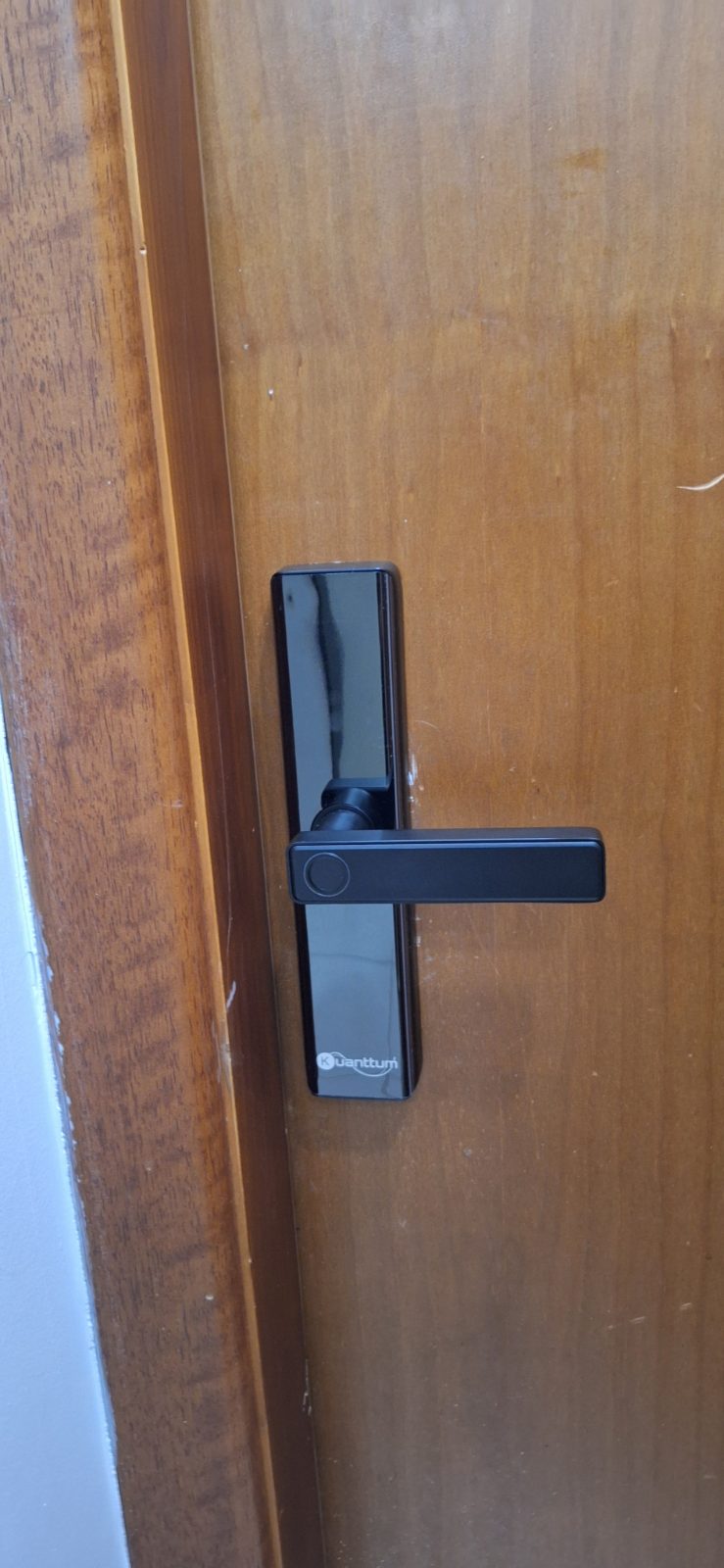 Fechadura digital instalada em porta residencial pela DGL Serviços e Reparos, em Brasília