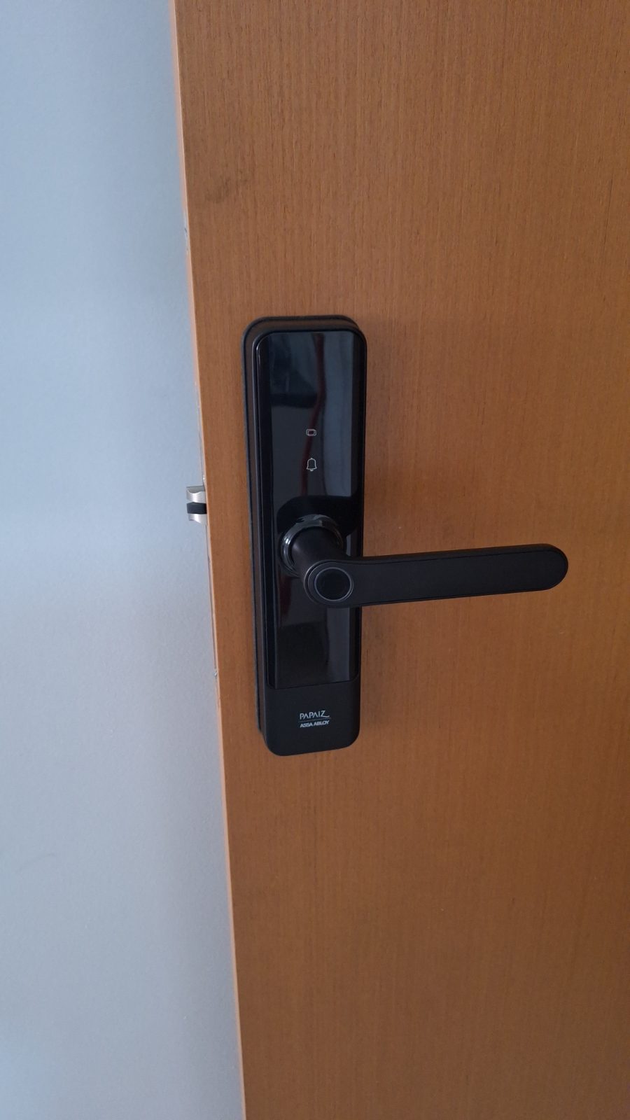 Fechadura digital instalada em porta residencial pela DGL Serviços e Reparos, em Brasília