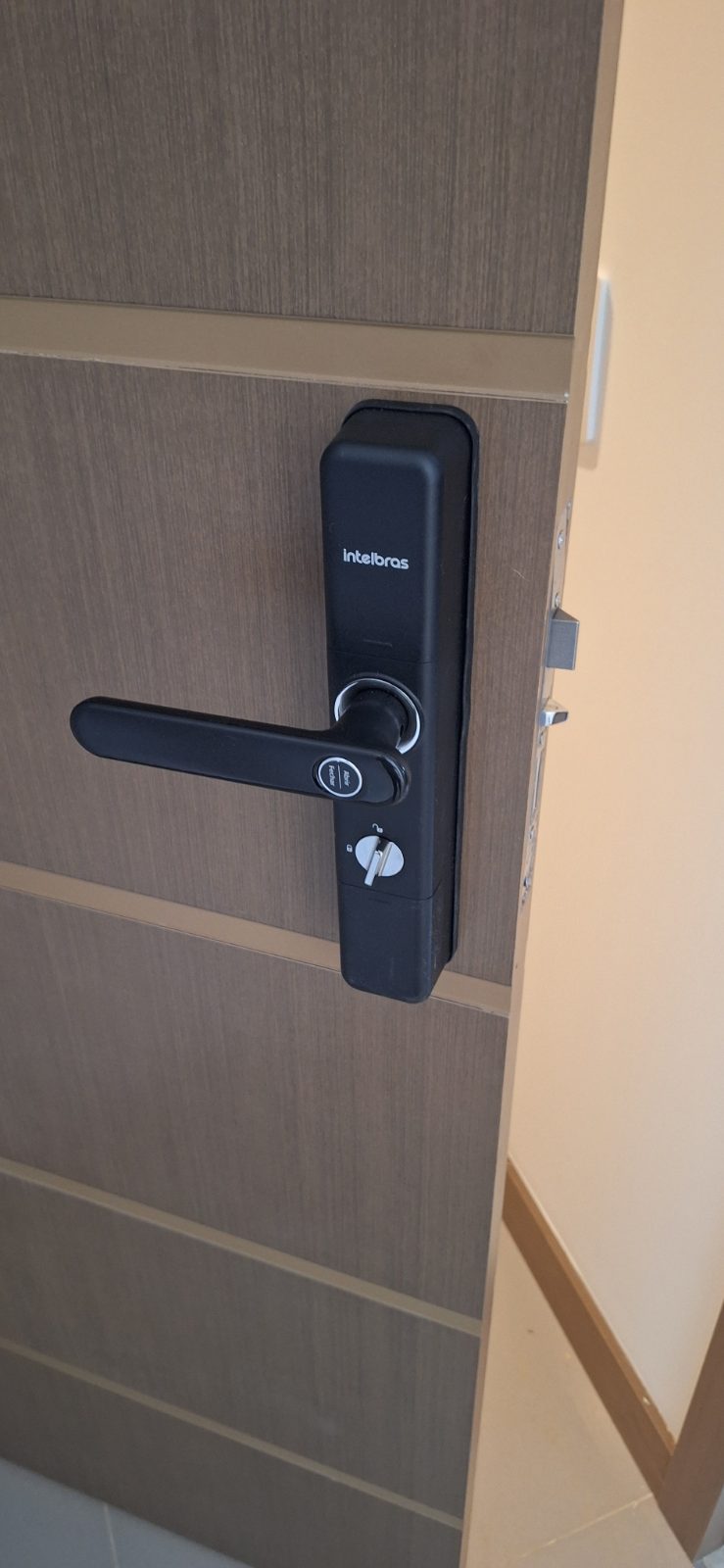 Fechadura digital instalada em porta residencial pela DGL Serviços e Reparos, em Brasília