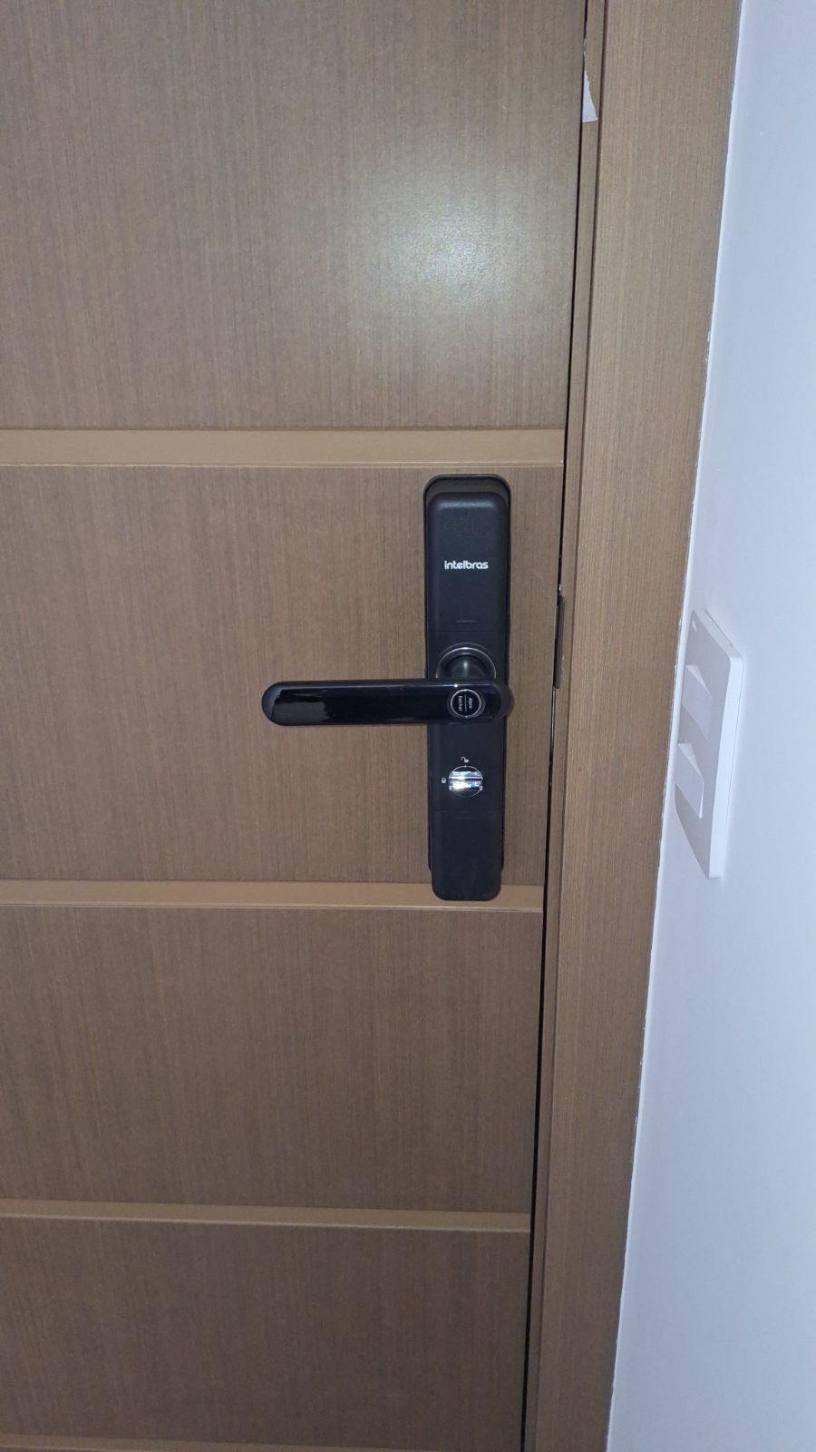 Fechadura digital instalada em porta residencial pela DGL Serviços e Reparos, em Brasília