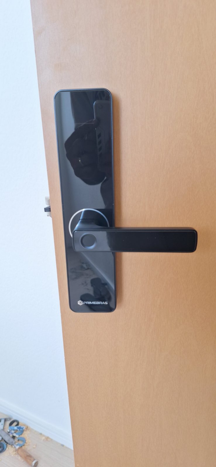 Fechadura digital instalada em porta residencial pela DGL Serviços e Reparos, em Brasília