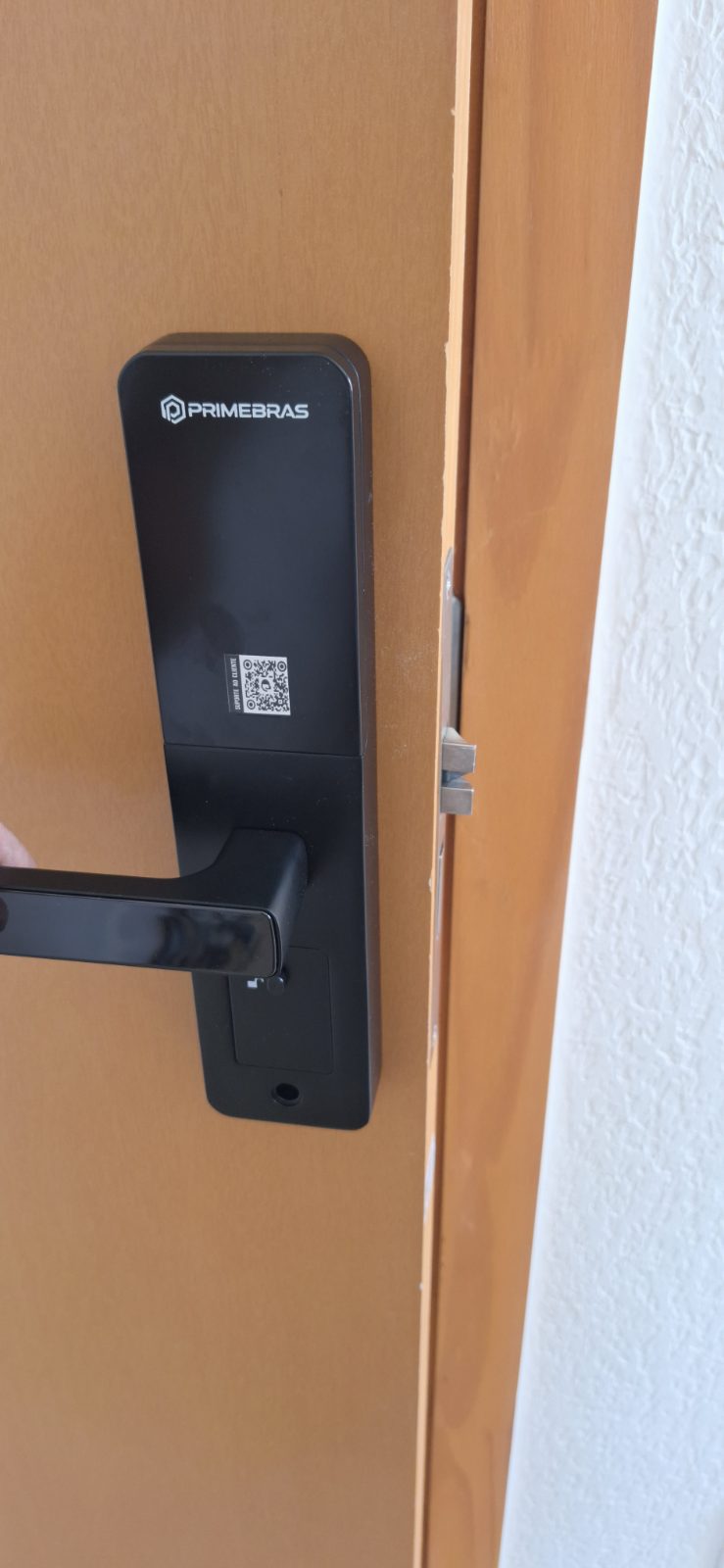 Fechadura digital instalada em porta residencial pela DGL Serviços e Reparos, em Brasília