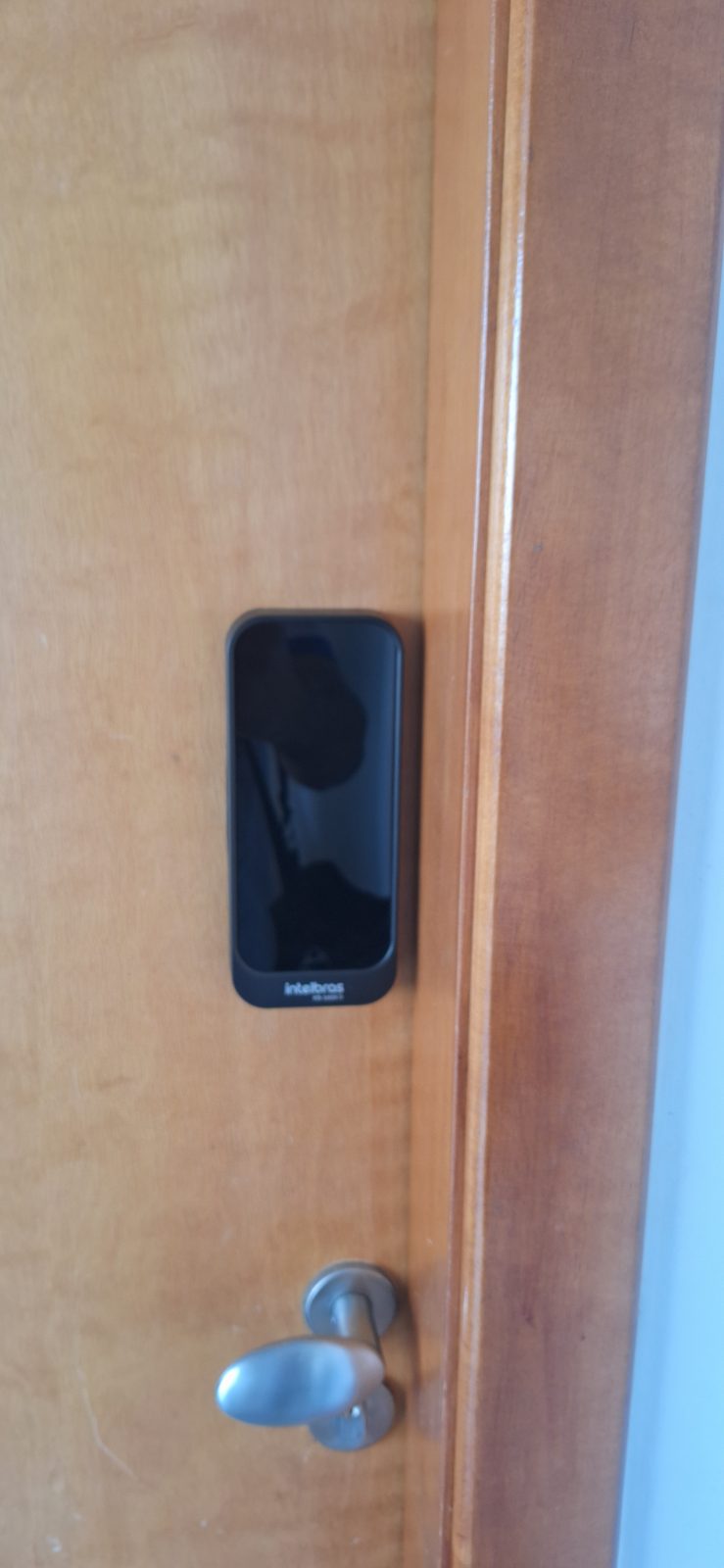 Fechadura digital instalada em porta residencial pela DGL Serviços e Reparos, em Brasília