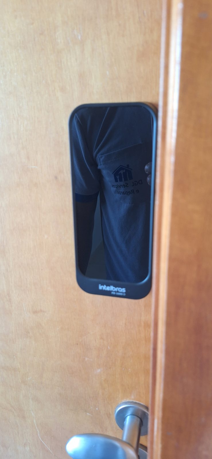Fechadura digital instalada em porta residencial pela DGL Serviços e Reparos, em Brasília