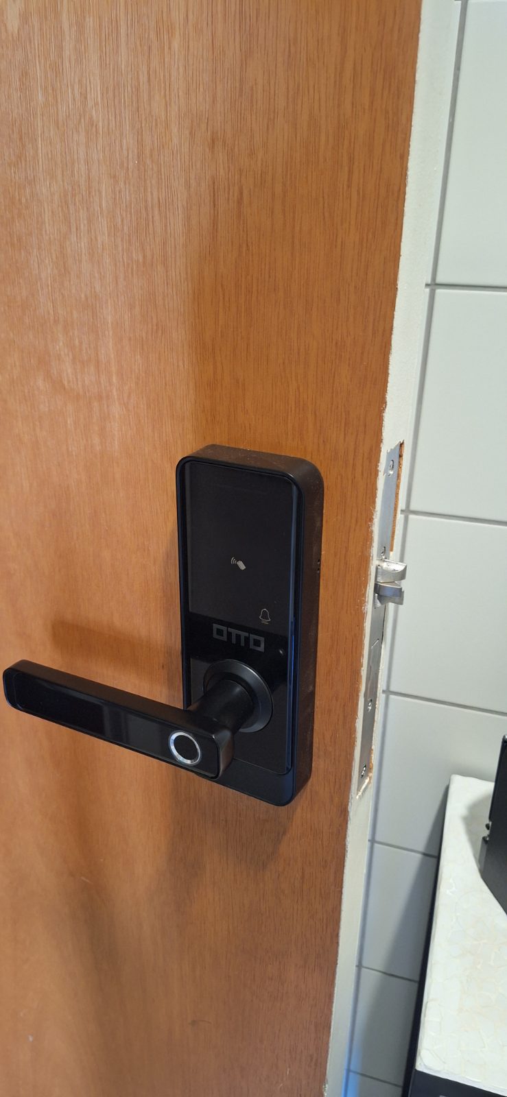 Fechadura digital instalada em porta residencial pela DGL Serviços e Reparos, em Brasília