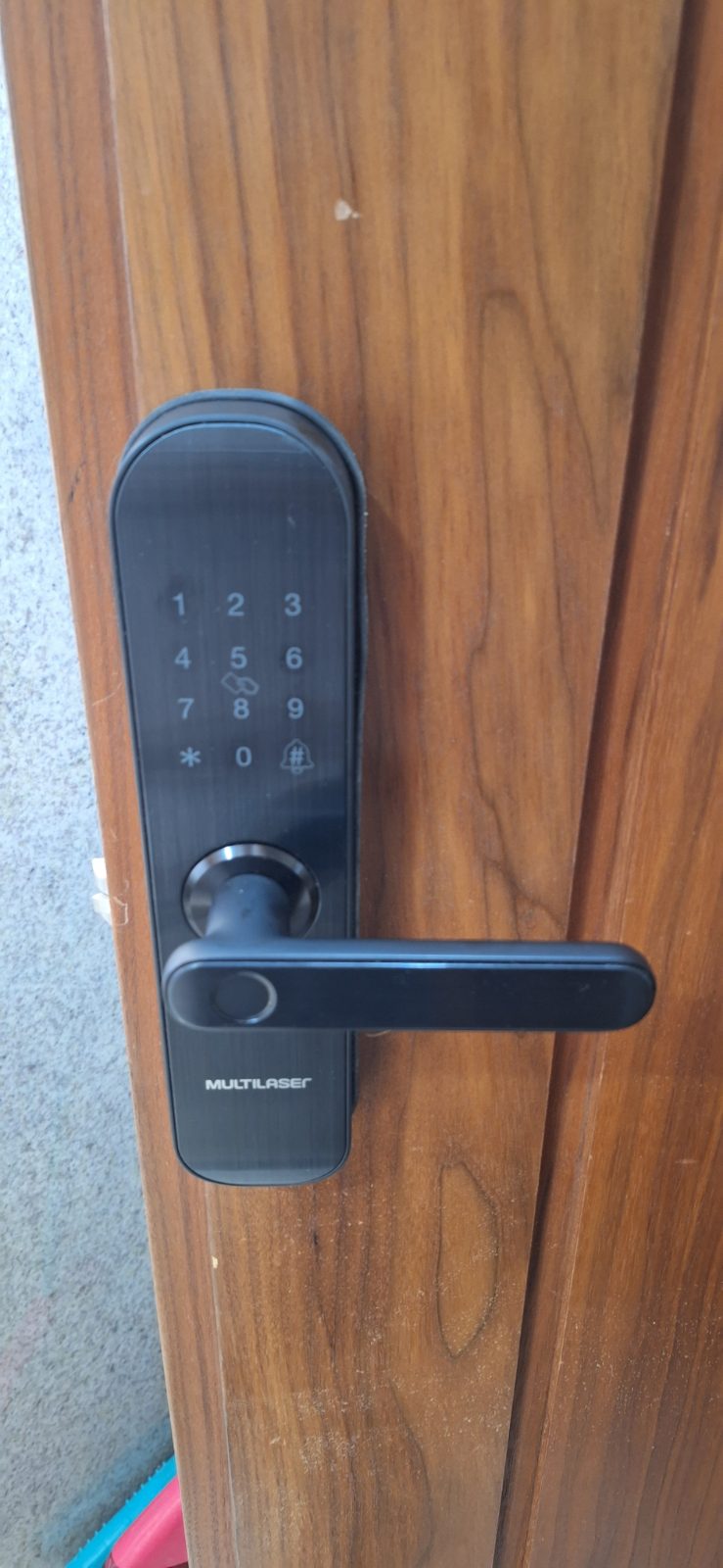 Fechadura digital instalada em porta residencial pela DGL Serviços e Reparos, em Brasília