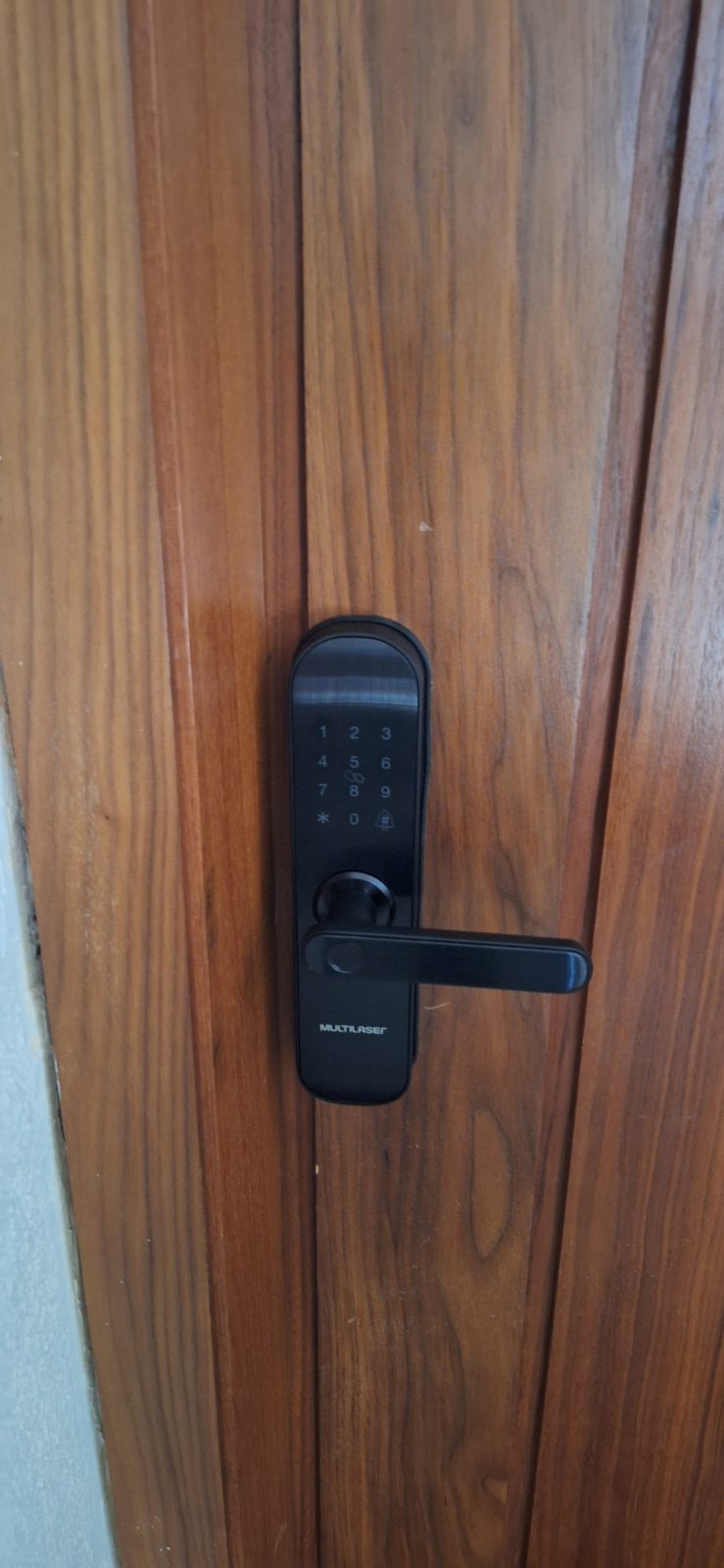 Fechadura digital instalada em porta residencial pela DGL Serviços e Reparos, em Brasília