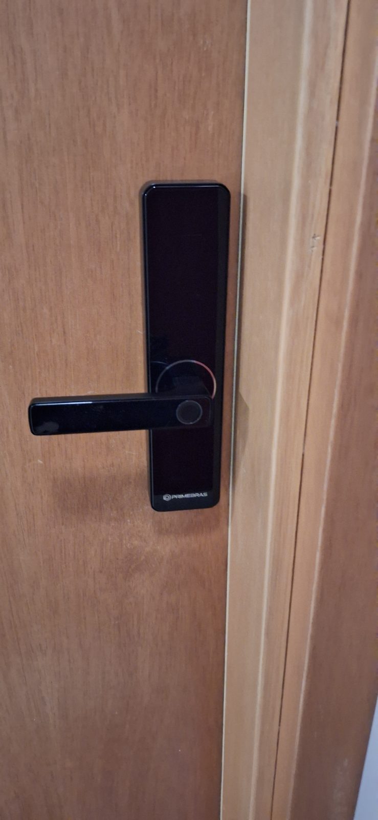Fechadura digital instalada em porta residencial pela DGL Serviços e Reparos, em Brasília