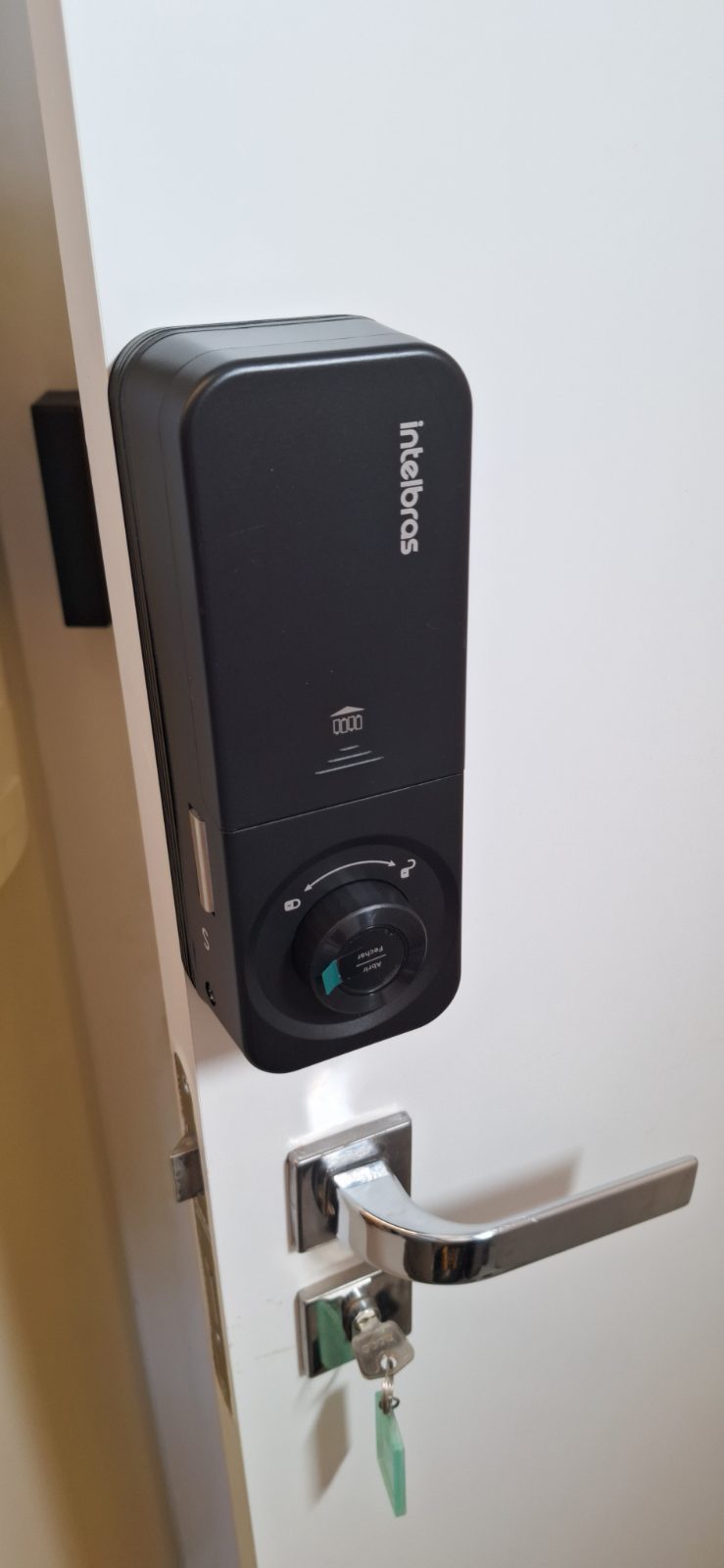 Fechadura digital instalada em porta residencial pela DGL Serviços e Reparos, em Brasília