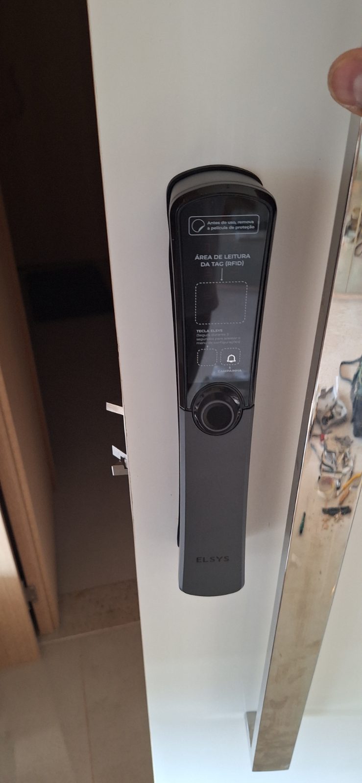 Fechadura digital instalada em porta residencial pela DGL Serviços e Reparos, em Brasília