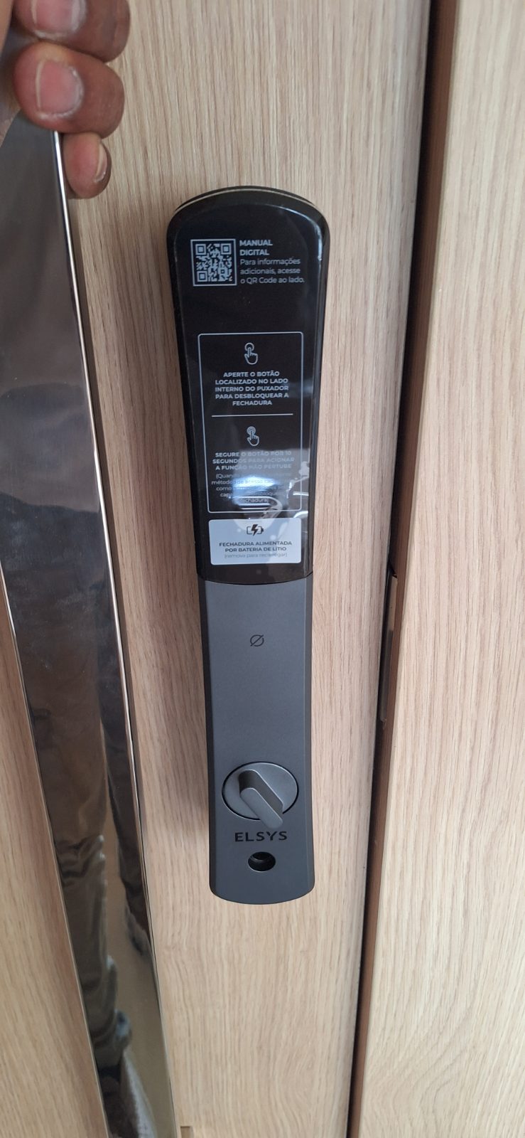 Fechadura digital instalada em porta residencial pela DGL Serviços e Reparos, em Brasília