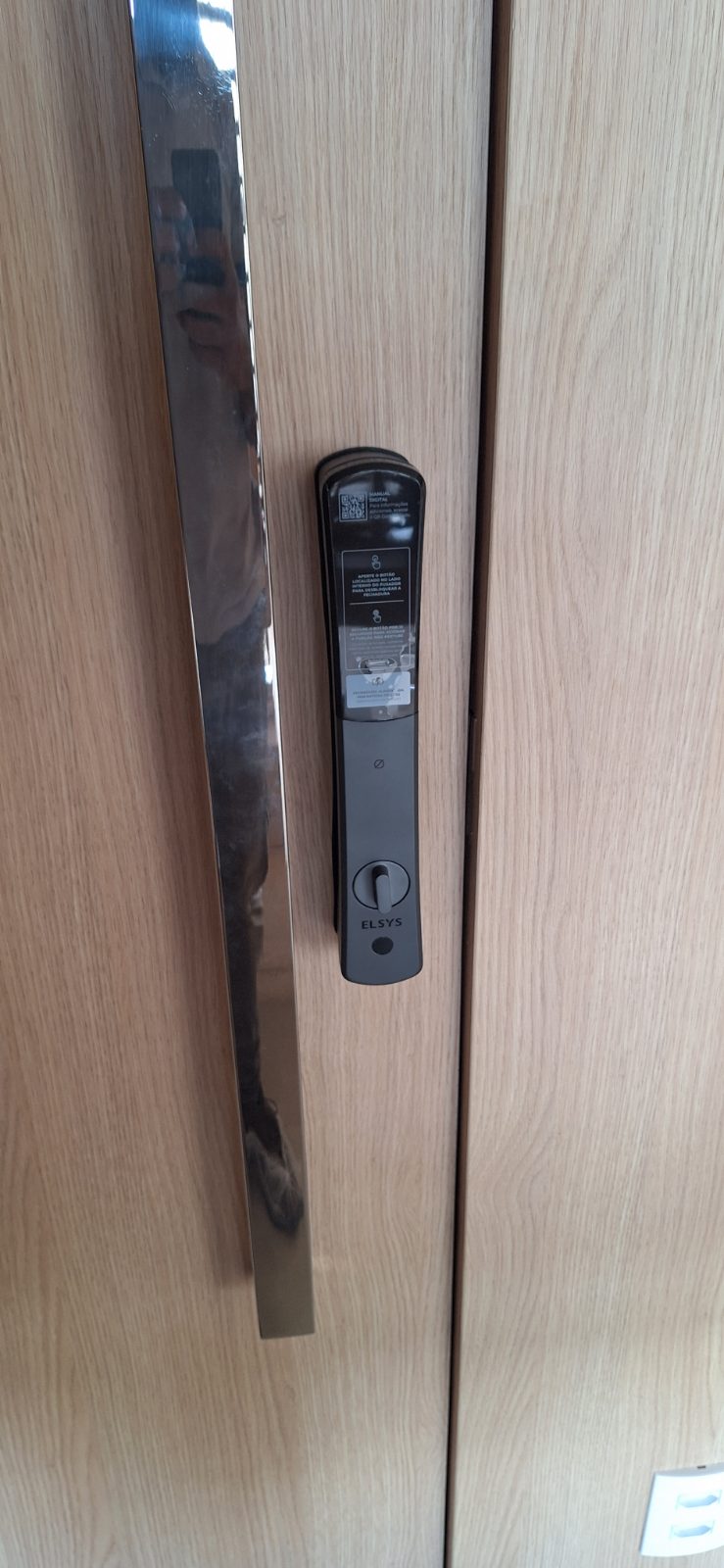 Fechadura digital instalada em porta residencial pela DGL Serviços e Reparos, em Brasília
