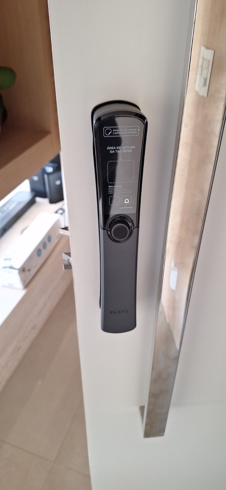 Fechadura digital instalada em porta residencial pela DGL Serviços e Reparos, em Brasília