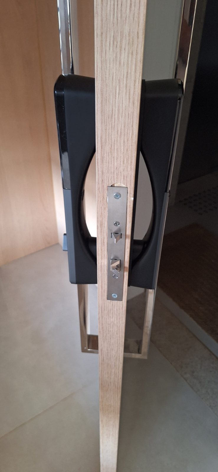 Fechadura digital instalada em porta residencial pela DGL Serviços e Reparos, em Brasília